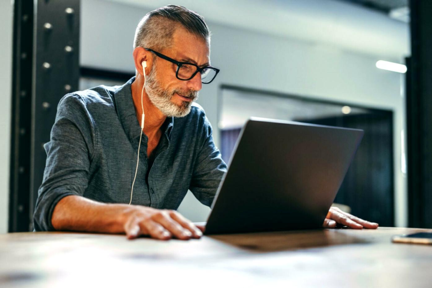 Sesja montażu filmowego z instruktorem pokazująca pracę nad projektem w czasie rzeczywistym